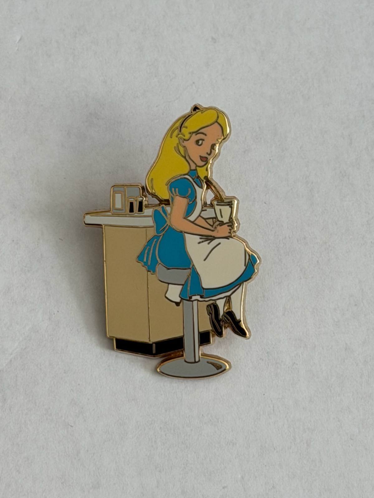 DSF - Alice - Milkshake Stand DSSH 2010 LE 300 Disney Pin F2