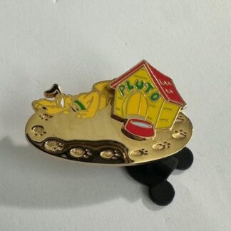 DLR Cast Exclusive Pin of the Month April 2006 Pluto & Doghouse Disney Pin E3