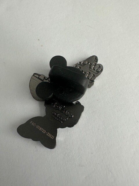 Loungefly Daisy Mickey & Friend Eating Ramen Mystery Disney Pin (D4) - Image 3