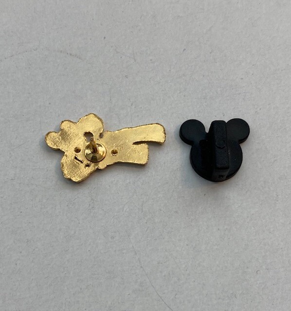 Mickey Mouse Skiing Topolino Sport Yellow Gloves Disney Pin A2 - Image 3