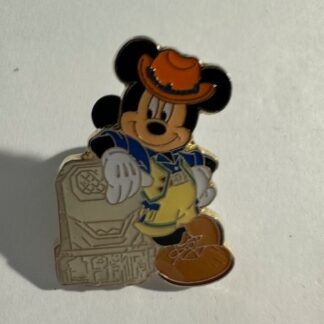 Japan Tokyo - Mickey Mouse - Safari Explorer - TDR Disney Pin C2