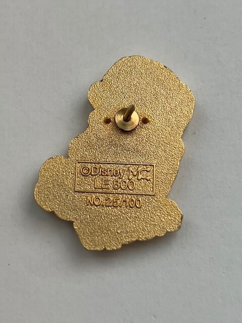 M&P Sleepy Snow White & Seven Dwarfs Goldtone 100 Relief Disney Pin (A1) - Image 3