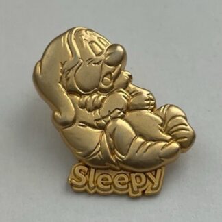 M&P Sleepy Snow White & Seven Dwarfs Goldtone 100 Relief Disney Pin (A1)