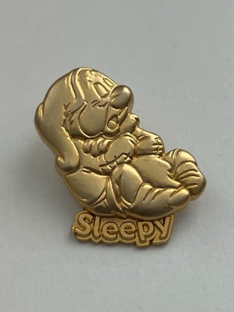 M&P Sleepy Snow White & Seven Dwarfs Goldtone 100 Relief Disney Pin (A1)