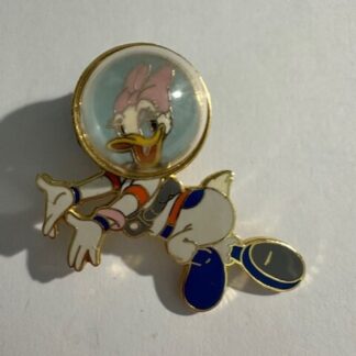 Disney Disneyland DLR 56213 Astronaut Daisy Duck Pin with 3D helmet LE 500 (B7)