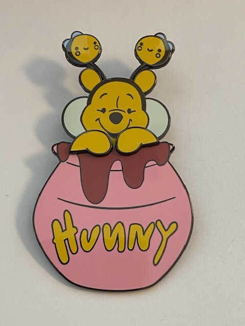 Loungefly Moving Pin Winnie The Pooh Hunny LE Disney Pin (A5)