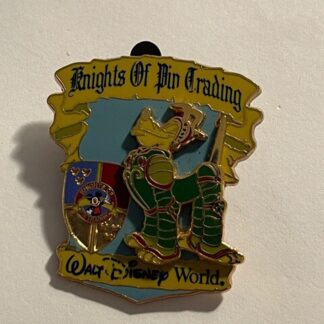 WDW Knights Of Pin Trading Pluto Mickey Crest LE  Disney Pin B5