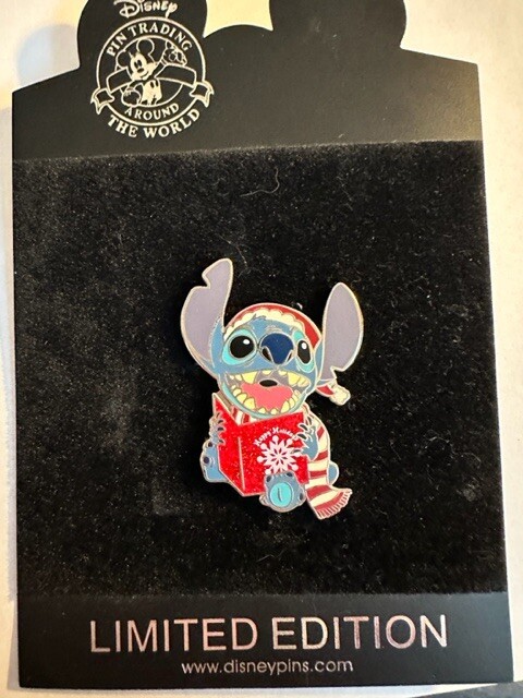 DS Stitch Happy Holidays Reading Book Christmas LE 250 Disney Pin (B)