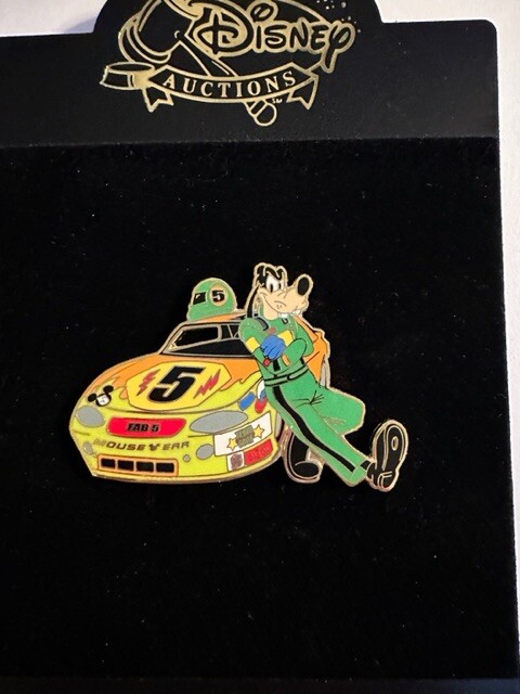 Disney Auctions Labor Day 2006 Goofy Race Car Driver LE 100 Disney Pin (B)