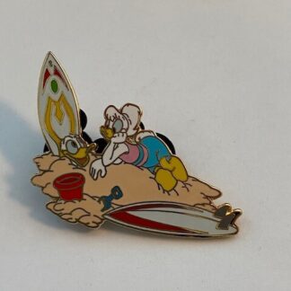 Disney Auction P.I.N.S Donald Duck Daisy Duck At The Beach Disney Pin LE 500 (A5