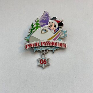 DLR Passholder Exclusive Winter 2006 Mickey Mouse Dangle Disney Pin A2